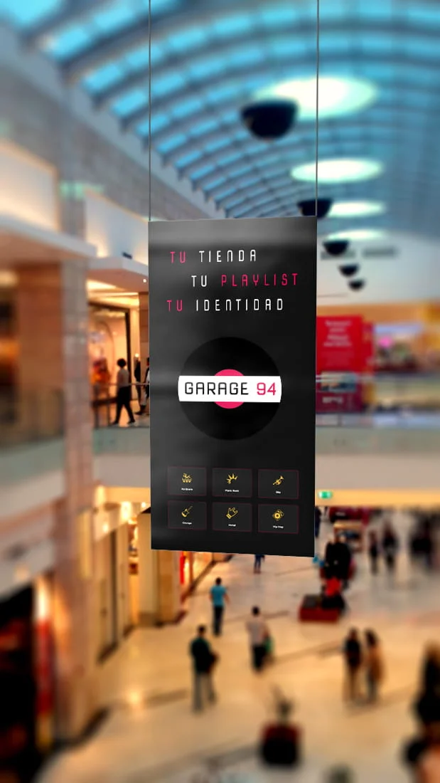 Banner colgante de Garage94 en un centro comercial